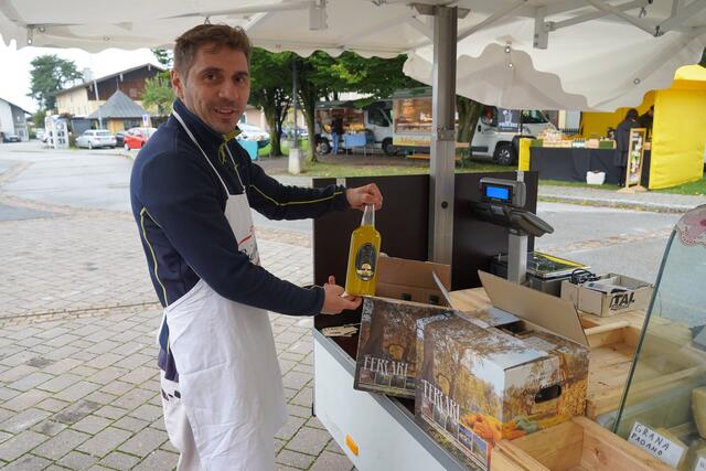 Viele Standbetreiber bieten am Grünmarkt in Straßwalchen ihre hochwertigen regionalen Produkte an. | Foto: Emanuel Hasenauer