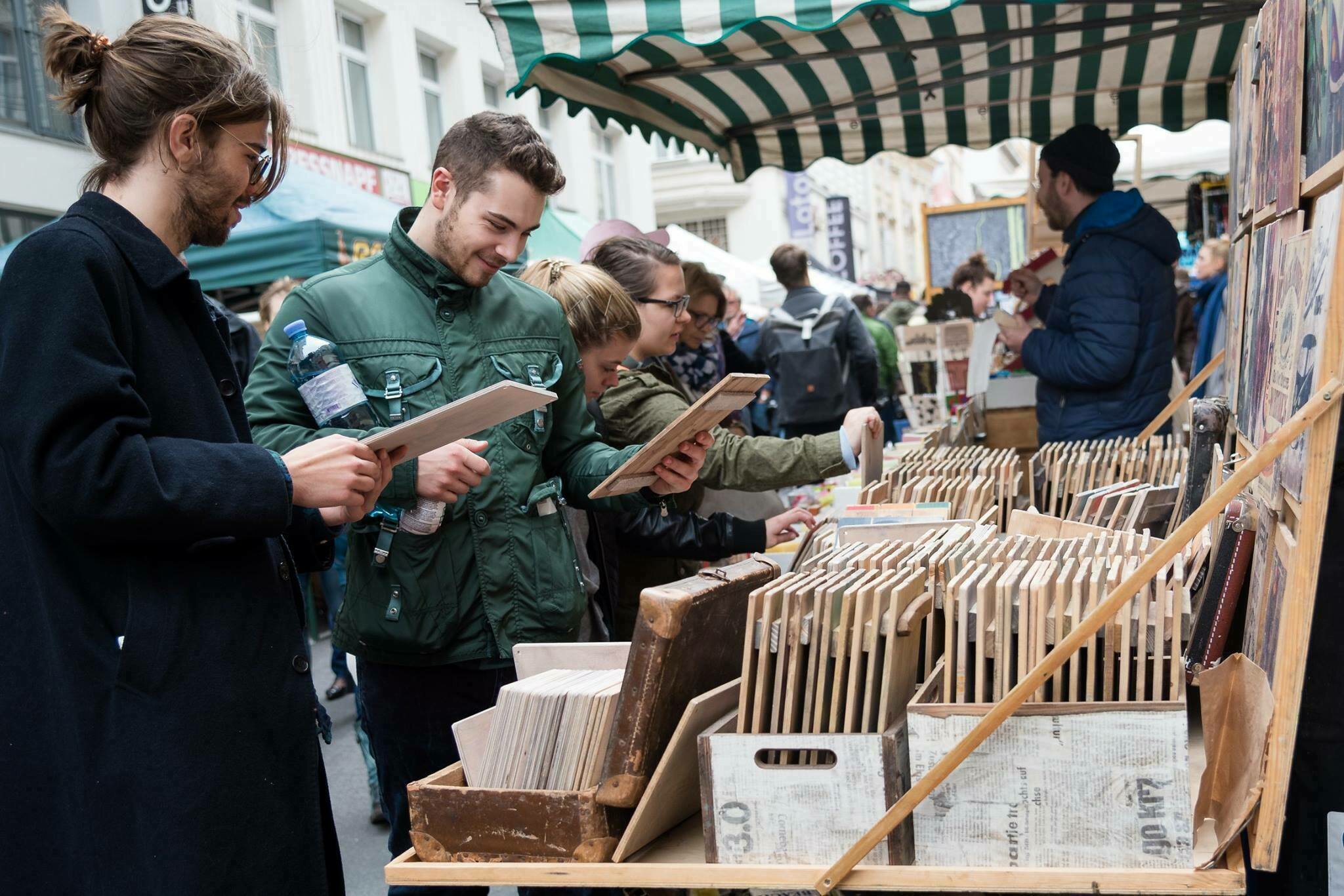 Am Neubau Buntes Treiben beim Flaniermarkt entlang der Neubaugasse