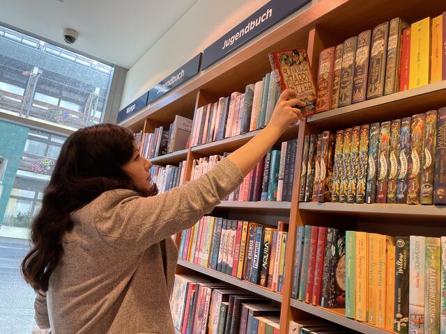 Buchtipps gibt es von Lehrling Viktoria Breifuss | Foto: Anna-Katharina Wintersteller