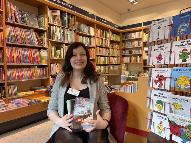Buchtipps gibt es von Lehrling Viktoria Breifuss | Foto: RegionalMedien Salzburg