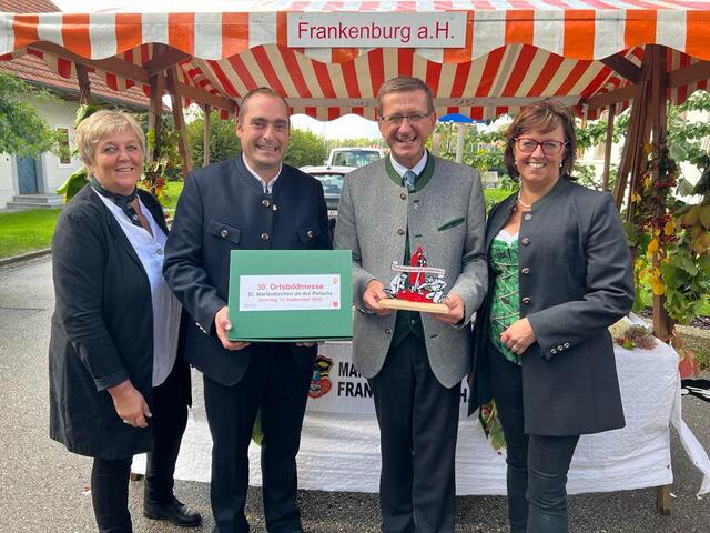 Renate Eder, Bürgermeister Norbert Weber, Landesrat Markus Achleitner und Sonja Stallinger (v.l.). | Foto: Gemeinde Frankenburg