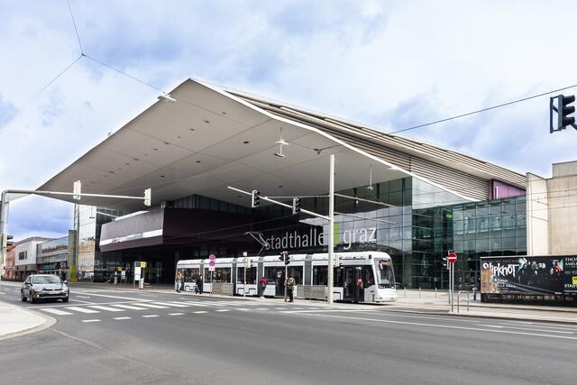 Die Industriehalle, in der die Messe stadtgefunden hat, ist nun der riesigen Stadthalle gewichen.  | Foto: Konstantinov