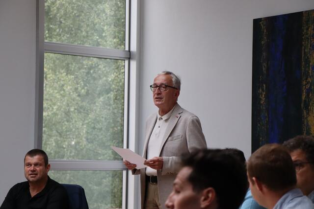 Bgm. Herbert Mayer berichtete über die finalen Arbeiten bei der Schlossgalerie und die Straßensperren. | Foto: Othmar Kolp