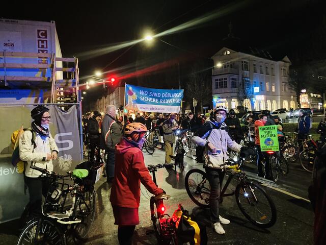 Ein Höhepunkt der Protestaktionen: RiD veranstaltete im Februar 2022 zusammen mit der Gruppe Radeln for Future einen "Ausflug" mit 250 Radelnden auf der Krottenbachstraße. | Foto: Bürgerinitiative Radeln in Döbling
