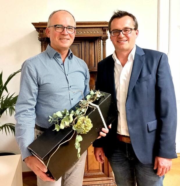 
v.l.n.r.: Bürgermeister Hans-Jürgen Resel (rechts) gratuliert Amtsleiter Franz Prankl (links) zum 40jährigen Dienstjubiläum. | Foto:  Marktgemeinde St. Leonhard am Forst