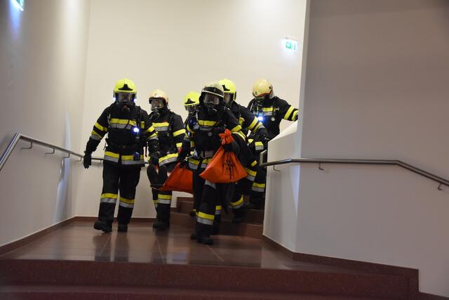 Neben der Brandbekämpfung und Rauchbeseitigung wurde bei der Feuerwehrabschnittsübung auch die Menschenrettung geübt. | Foto: FF Leoben-Stadt