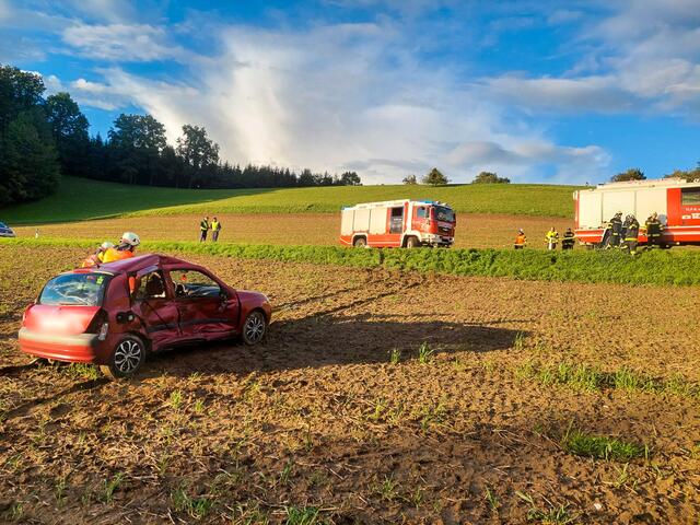 Eines der zusammengekrachten Fahrzeuge kam in einem Feld zum Stillstand. | Foto: FF Stroheim