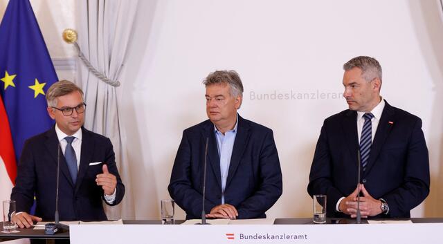 Vizekanzler Werner Kogler (Mitte), Finanzminister Magnus Brunner (li.), Bundeskanzler Karl Nehammer kündigen an, alle Covid-Hilfen offen zu legen. | Foto: APA Picturedesk
