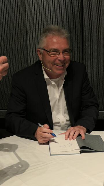 Autor Josef Stockinger liest im Vereinshaus Krenglbach aus seinem Roman „Fräulein Vilma und ihr Josef“. | Foto: Stockinger