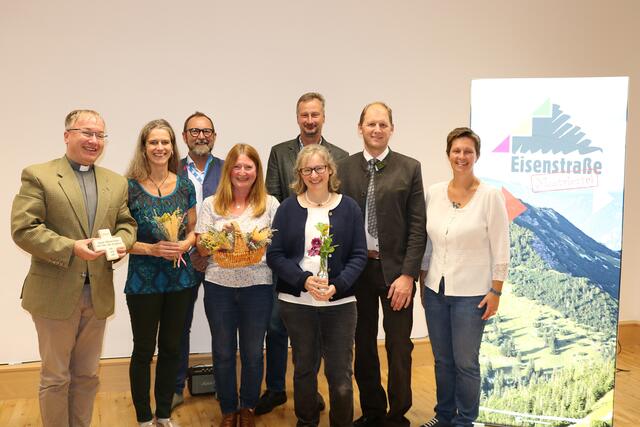 Freuen sich über die gelungene Renovierung des Alten Rathauses und die gelungene Präsentation der Heilwissenserhebung in Steinakirchen am Forst: Pfarrer Mag. Johann Lagler, Vizebürgermeisterin Iris Steindl, Thomas Pollak (M.U.T. GmbH), Monika Vesely (Kräuterkraftwerk), Thomas Stockinger (für die Renovierung verantwortlich), Mag. Christa Zebenholzer (Die Zebenholzers), Bürgermeister Ing. Wolfgang Pöhacker und Mag. Gudrun Hofbauer (Eisenstraße Niederösterreich)  | Foto: Marktgemeinde Steinakirchen
