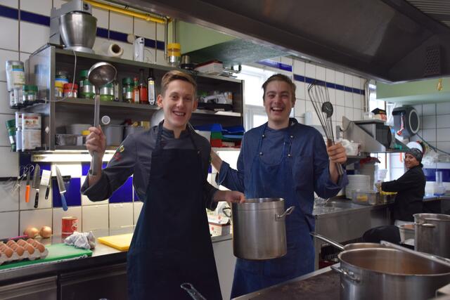 Philip Pelzer und Julian Pilgerstorfer schwingen die Kochlöffel. | Foto: Schrefl (alle)