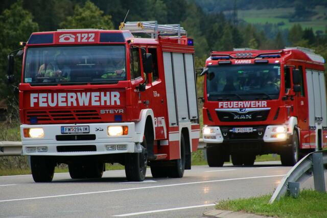Sieben Feuerwehren eilten mit insgesamt 86 Einsatzkräften und elf Fahrzeugen zur Abschnittsübung. | Foto: Roland Thurner
