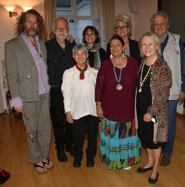 V.l.: Liam O'Maonlai (Irland), Claus Biegert, Journalist (München),  Tjan Zaotschnaja (Itelmenin aus der Kamtschatka, Sibirien), Susanna Vötter-Dankl (Leopold Kohr®-Akademie, Salzburg), Anna Rondon (Navajo Nation), Dr. Silvia Bengesser-Scharinger (Literaturarchiv Salzburg), Jutta Wiesenthal (München) und Prof. Alfred Winter (Leopold Kohr®-Akademie, Salzburg). | Foto: Manfred Siebinger