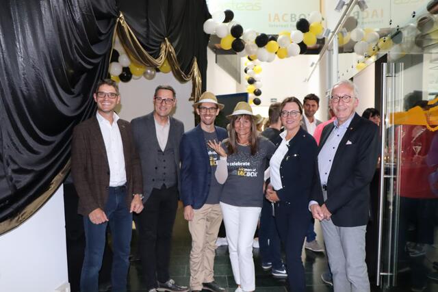 20-Jahr-Jubiläum gefeiert: WK-Bezirksobmann Michael Gitterle, Bundesrat Peter Raggl, die GeschäftsführerInnen Lukas Ruetz und Manuela Eder, GRin Beate Scheiber und Bgm. Herbert Mayer (v.l.). | Foto: Othmar Kolp