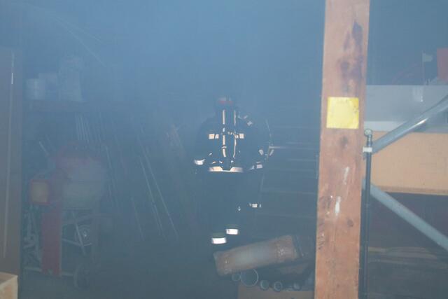 Um Personen in Not zur Hilfe zu eilen, wagten sich acht Atemschutz-Trupps der beteiligten Feuerwehren ins Innere des verrauchten Gebäudes. | Foto: Roland Thurner