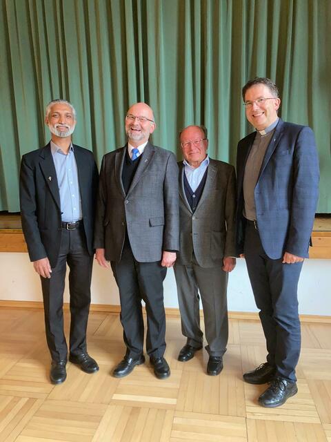 Nach der vorgezogenen Wahl: Generalvikar Roland Buemberger, der bisherige Imster Dekan Paul Grünerbl, sein Nachfolger Franz Angermayer und dessen neuer Stellvertreter Saji Joseph Kizhakkayil (v.r.) | Foto: dibk.at