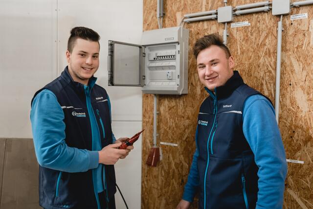 Tobias Wukisevits (links) und Florian Gotthardt absolvieren bei der Firma Haustechnik Güssing ihre Lehre. | Foto: Haustechnik Güssing