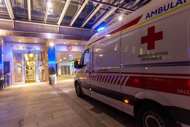 Bei einem Verkehrsunfall in Straßwalchen wurden zwei Frauen verletzt und ins Krankenhaus gebracht.  | Foto: Symbolfoto: Rotes Kreuz Salzburg 