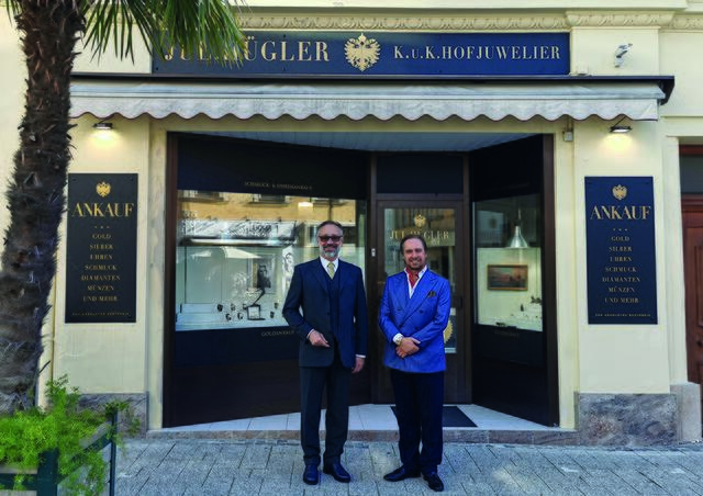 Geschäftsführer der neuen Badener Dependance Franz Josef Koepp und Jul.Hügler-Inhaber und Schmuckexperte Franziskus Kriegs-Au vor dem neuen Geschäft in der Theresiengasse in Baden. | Foto: JUL.HÜGLER BADEN