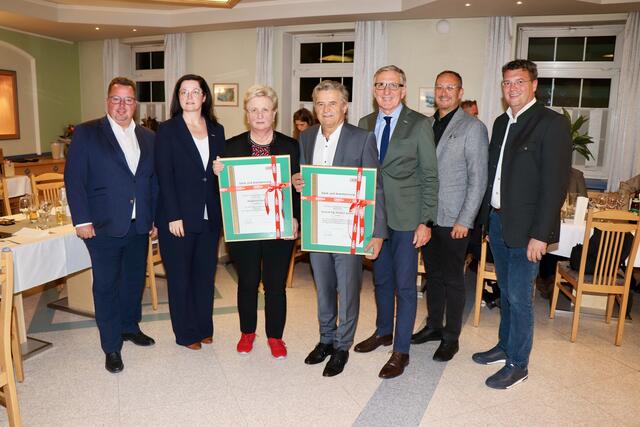 Herbert Spitzer und Margarete Posch im Kreis der Ehrengäste, an der Spitze Präsident Josef Herk und Dir. Jochen Pack. | Foto: Alfred Mayer