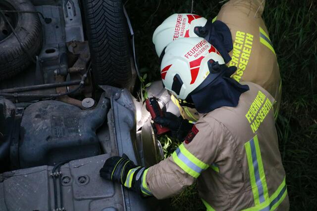 Oben der Kampf gegen die Flammen – hier, ein Stück weiter unten, bergen Einsatzkräfte der Feuerwehr Nassereith verunfallte Schaulustige bei der Abschnittsübung in Karres. | Foto: Roland Thurner
