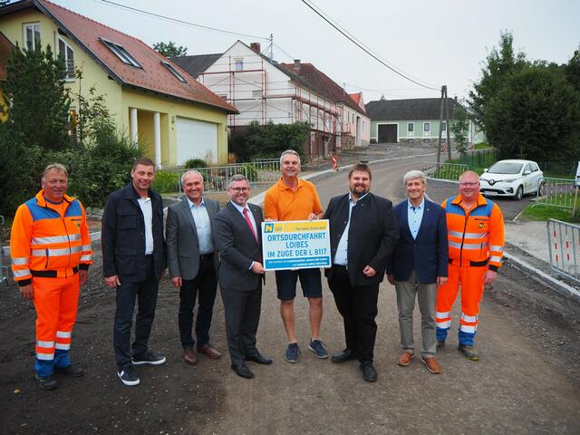 V.l.: Franz Popp (Straßenmeisterei Waidhofen), Stadtrat Andreas Peschel, Martin Hiemetzberger (Leiter der Straßenmeisterei Waidhofen), Landesrat Ludwig Schleritzko, Bürgermeister Ulrich Achleitner, Vizebürgermeister Michael Litschauer, Gerald Bogg (Leiter der Straßenbauabteilung Waidhofen) und Daniel Schoisl (Straßenmeisterei Waidhofen) | Foto: NÖ Straßendienst