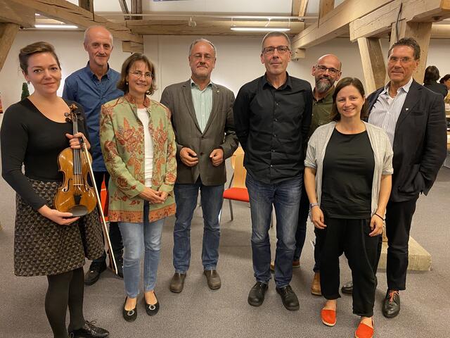 V.l.:  Franziska Strohmayr - Violine, Peter Weiss (Radverkehrskoordinator der Stadt Salzburg), Susanna Vötter-Dankl (Leopold Kohr-Akademie),  LAbg Josef Scheinast (Grüne Salzburg),  Postwachstumsökonom Niko Paech (Univerität Siegen), Wolfgang Ehmeier vom Hödlgut in OÖ, Maria Kapeller (Journalistin, Autorin) und Tourismusforscher Kurt Luger (Universität Salzburg). 
 | Foto: Tauriska