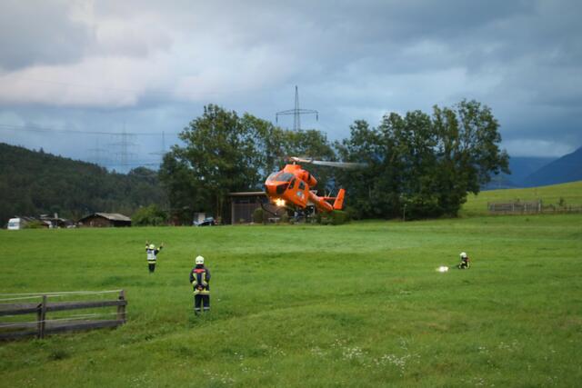 Mit dreiköpfiger Besatzung und Stützpunkt in Karres, wird hier der Rettungshubschrauber Martin 2 bei der Landung unterstützt. | Foto: Roland Thurner
