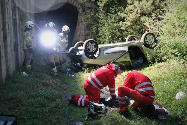Großübung in Karres für den Feuerwehrabschnitt Imst-Gurgltal: Ein Teil der Übung war die Bergung und Versorgung eines abgestürzten Fahrzeugs, was die Imster Mitglieder des Roten Kreuzes gleichermaßen forderte. | Foto: Roland Thurner