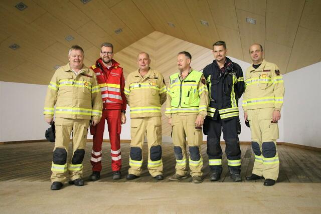 Höchstzufrieden mit dem Ergebnis der Abschnittsübung: Bezirksfeuerwehrkommandant Hubert Fischer, Rotkreuz-Einsatzleiter Stefan Egger, Abschnittskommandant Thomas Friedl, Einsatzleiter und Karres-Dorfchef Martin Gstrein, der stellvertretende Bezirkskommandant und Kommandant der Stadtfeuerwehr Imst Roland Thurner und Stefan Rueland, Bezirksfeuerwehrinspektor und Bürgermeister von Tarrenz (v.l.) | Foto: Roland Thurner