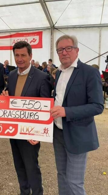 ASV Draßburg-Obmann Ernst Wild (re.) mit Klub-Präsident Christian Illedits beim eigenen Klub-Jubiläum 2021. Wild wurde nun in einer außerordentlichen Hauptsammlung als BFV-Vize-Präsident abgewählt.  | Foto: ASV Draßburg
