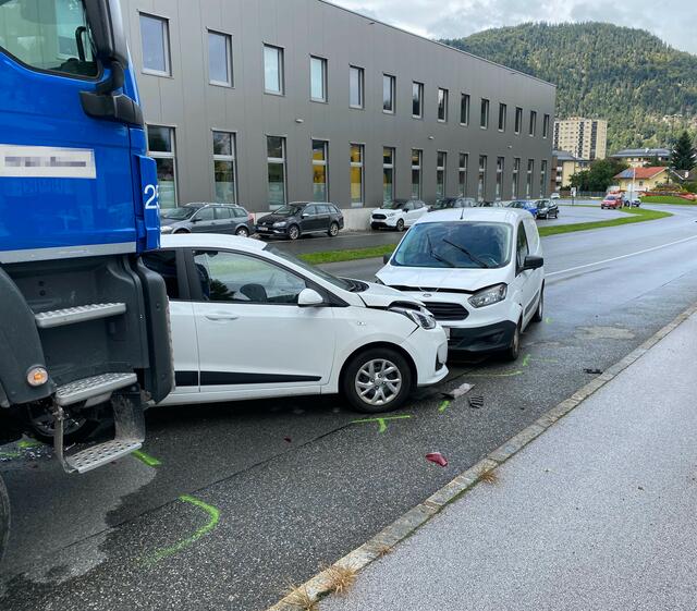 Auf der Eibergstraße kam es am Dienstag gegen Mittag zu einem Verkehrsunfall mit drei Fahrzeugen.  | Foto: ZOOM.Tirol