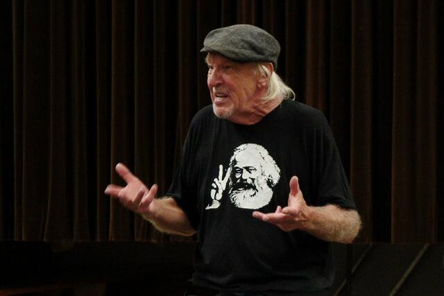 Der Schauspieler Otto Köhlmeier, obwohl in der Zwischenzeit schon einiges über 70, voll in seinem Element. Der alte Revolutionär, noch immer voller Energie und Tatendrang.