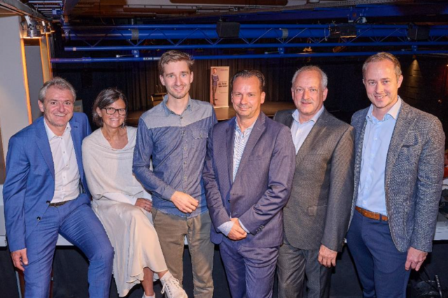 v.l.n.r.: Vorstandsdirektoren Helge Haslinger (Sparkasse), Daniela Wandl (Künstlerische Leiterin Bühne im Hof), Kabarettist Clemens Maria Schreiner, Vorstandsdirektor Peter Hronek (Sparkasse), Alois Maurer (Landesdirektor der WIENER STÄDTISCHEN Versicherung AG Vienna Insurance Group, Team s Versicherung) und AL Florian Haiderer (Sparkasse) | Foto: Sparkasse