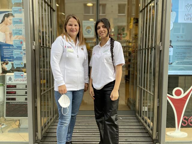 Apothekerin Brigitte Glantschnig mit Lehrling Rojin Sheikh Mohamad vor der Apotheke zum Papst in der Neulerchenfelder Straße 4 in Ottakring. | Foto: Michael J. Payer