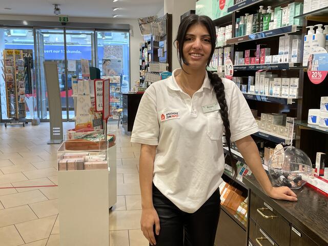 Lehrling Rojin Sheikh Mohamad ist mit Freude dabei: "Ich will möglichst viel lernen." | Foto: Michael J. Payer