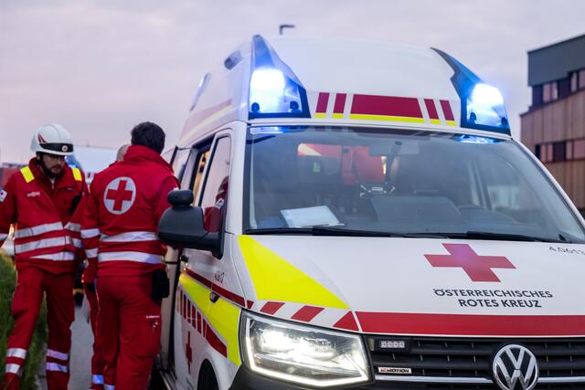 Der 62-jährige Verletzte wurde schließlich ins Krankenhaus der Barmherzigen Brüder in Linz gebracht. | Foto: Unfall-Rettung-Einsatz-fotokerschi.at
