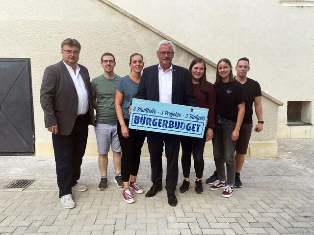 Bürgermeister Thomas Steiner mit dem Kleinhöfleiner Stadtbezirksvorsteher Josef Weidinger und einer Bürger-Projektgruppe. | Foto: Eisenstadt