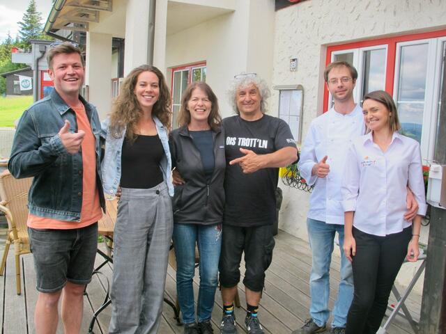 "Roman Josef Schwent Duo und Da Hans uns seine Saitenreisser @ Enzianwirt"
v.l.n.r: Roman Josef Schwendt, Christina Zauner, Angelika Pudmich, Da Hans, Florian Reithofe, Agata Reithofer | Foto: mundARTig