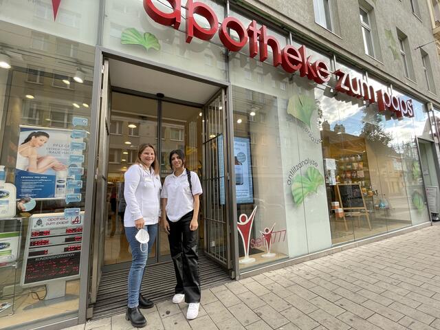 Apotheke zum Papst: Chefin Brigitte Glantschnig mit Lehrling Rojin Sheikh Mohamad. | Foto: Michael J. Payer