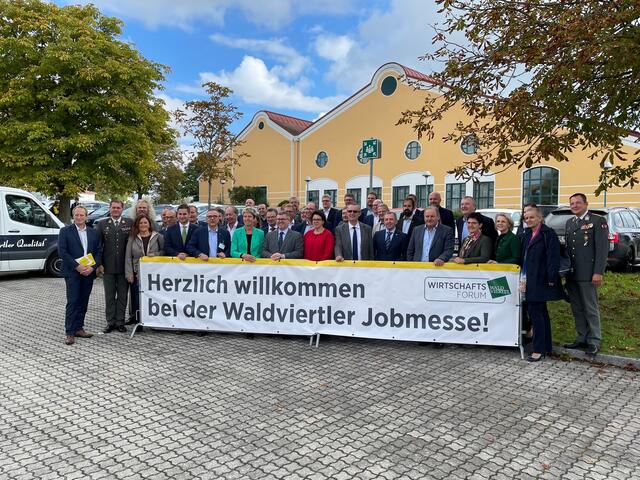 Zahlreiche Ehrengäste waren vom Wirtschaftsforum Waldviertel zur feierlichen Eröffnung der Jobmesse eingeladen. | Foto: cf