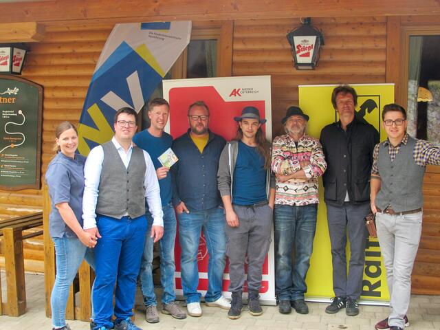 "Hauk zu zweit und Satschent Pepperl @ Schutzhütte Baumgartner"
v.l.n.r: Melanie Kögler, Philipp Kögler, Christoph Hauk, Axel Manfredini, Julian Steinwender, Joe Tisch, Florian Tuchaceck, André Putrich | Foto: mundARTig