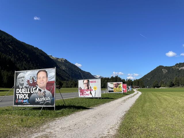 Wahlplakate im Tannheimer Tal: Die Parteien versuchten sich bestmöglich ins (Rampen)Licht zu rücken. | Foto: Reichel