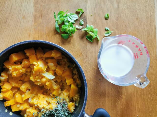 Kokosmilch und Kräuter zufügen und fein pürieren. | Foto: Katrin Ebetshuber