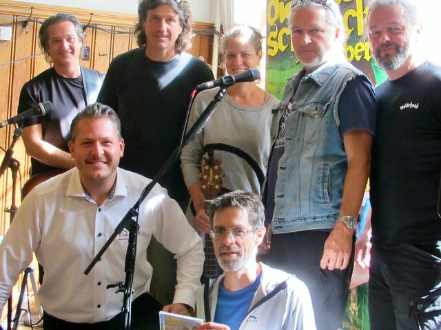 "Philipp Griessler mit Band @ Raxalm Berggasthof"
vorne v.l.n.r: Bernd Scharfegger, Christian Wagner
hinten v.l.n.r: Günter Foramitti, Philipp Griessler, Astrid Guger, Martin Bachhofner , Michael Ocenasek | Foto: mundARTig