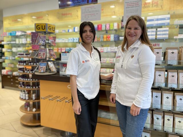 Apothekerin Brigitte Glantschnig mit Lehrling Rojin Sheikh Mohamad in der Apotheke zum Papst in Ottakring. | Foto: Michael J. Payer