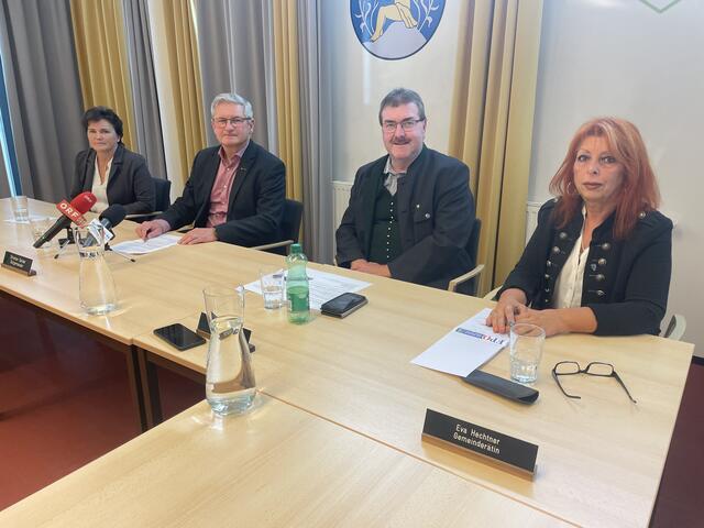 Christine Seitinger (SPÖ), Christian Sander (SPÖ), Josef Grätzhofer (ÖVP) und Eva Hechtner (FPÖ) schilderten die aktuelle Situation. | Foto: Hofbauer