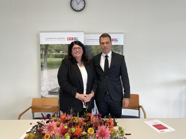 Ulrike Wolfsgruber (Bestatterin und Trauerbegleiterin), Martin Dobretsberger (Landesinnungsmeister der Bestatter OÖ). | Foto: BRS
