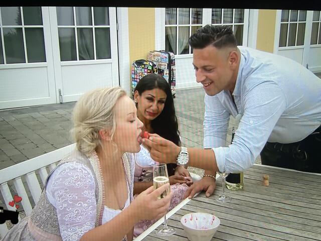 Sekt und Erdbeeren für die Damen – Marius wähnt sich im 7. Himmel. | Foto: ATV