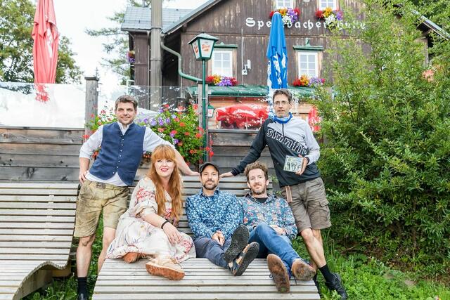 "Sabine Stieger Trio @ Speckbacherhütte"
v. li. n. re: Helmut Prichmoser, Sabine Stieger, Ludwig Ebner, Thomas Franz-Riegler, Christian Wagner | Foto: FotoHutt